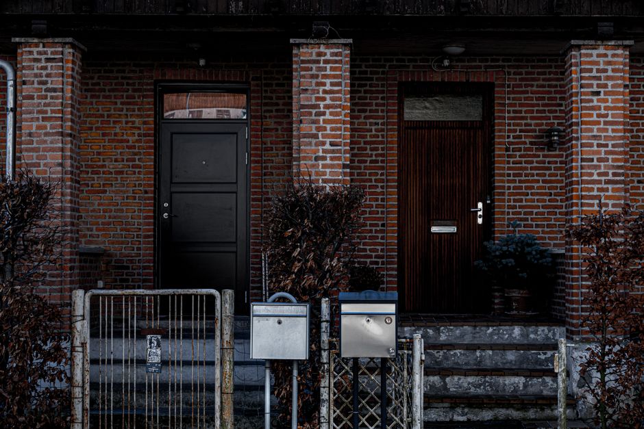 Puerta de entrada moderna de una casa