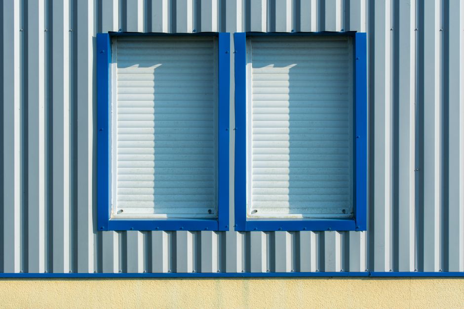 Ventana de aluminio en fachada residencial