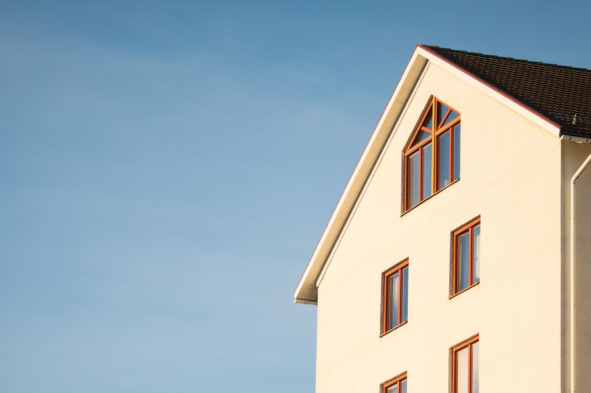 Fachada de casa moderna con ventanales de piso a techo