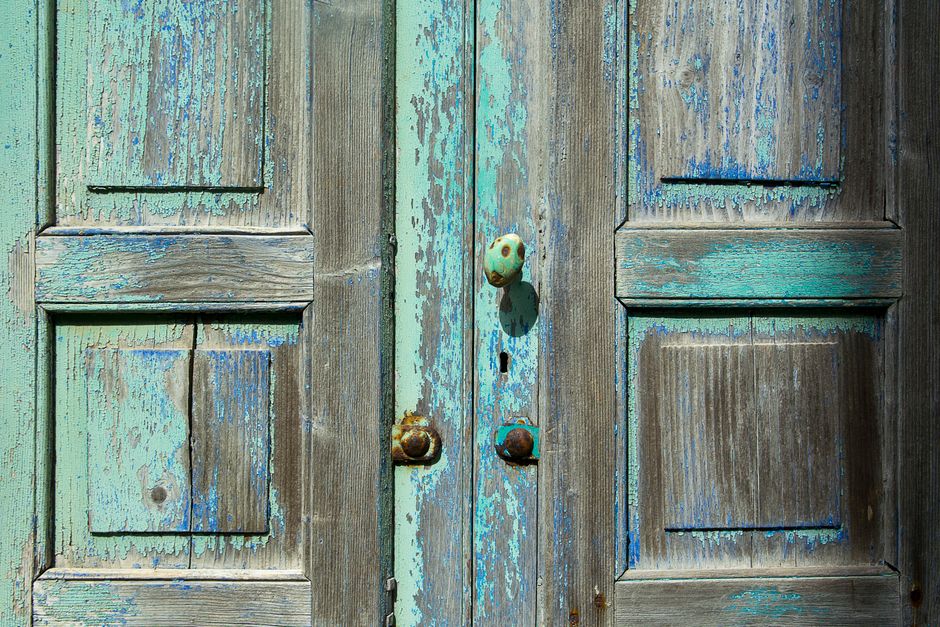 Puerta de entrada desgastada por el tiempo