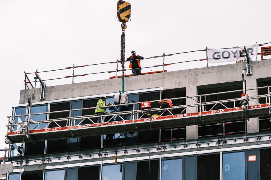 Equipo técnico instalando una ventana