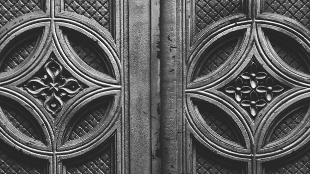 Puerta de madera maciza tallada