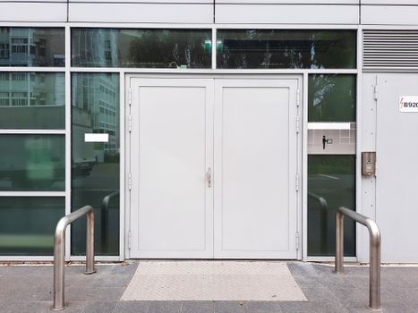 Puerta de aluminio con cristal templado