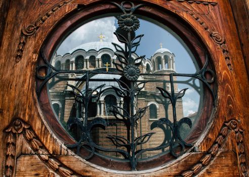 Puerta de herrería colonial con vidrio
