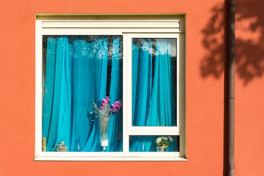 Ventana abatible de PVC blanca